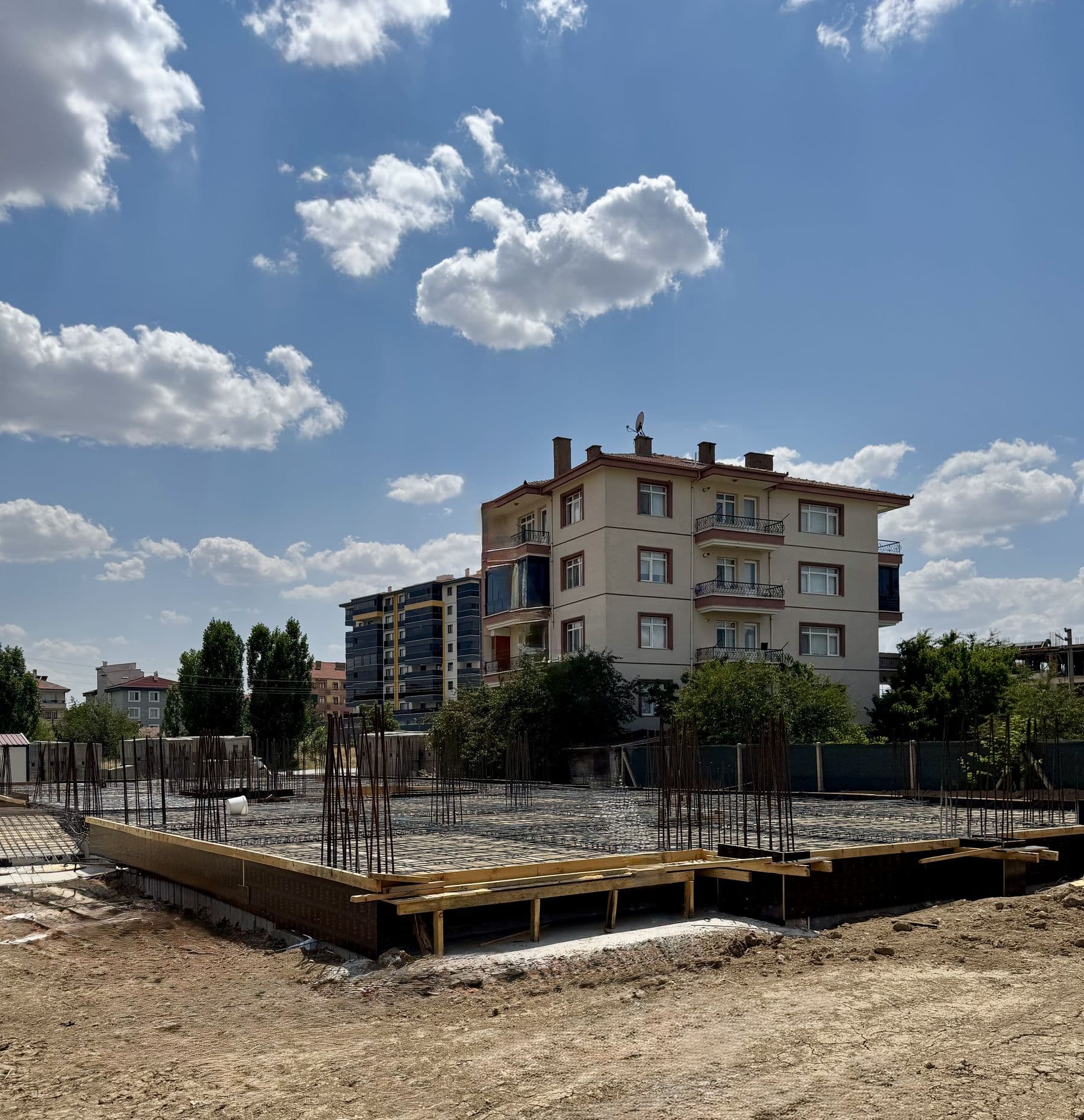 Temel ve zemin kat demir donatı çalışması